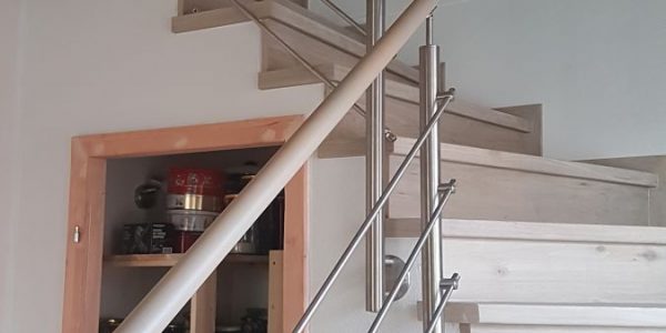 schody, schody na mieru, schodisko na mieru, samonosne schody, realizacia schodiska, sklenené zabradlie, kovové zábradlie, rekomplett, trnava, rekonštrukcia bytu