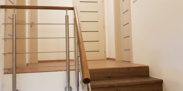 schody, schody na mieru, schodisko na mieru, samonosne schody, realizacia schodiska, sklenené zabradlie, kovové zábradlie, rekomplett, trnava, rekonštrukcia bytu