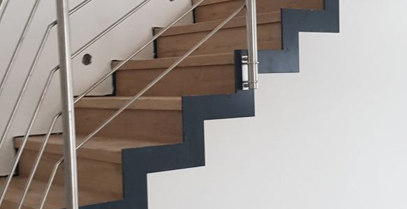 schody, schody na mieru, schodisko na mieru, samonosne schody, realizacia schodiska, sklenené zabradlie, kovové zábradlie, rekomplett, trnava, rekonštrukcia bytu