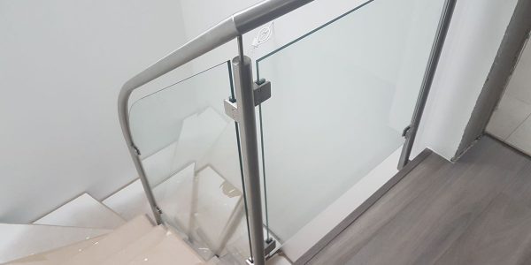 schody, schody na mieru, schodisko na mieru, samonosne schody, realizacia schodiska, sklenené zabradlie, kovové zábradlie, rekomplett, trnava, rekonštrukcia bytu