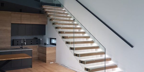 schody, schody na mieru, schodisko na mieru, samonosne schody, realizacia schodiska, sklenené zabradlie, kovové zábradlie, rekomplett, trnava, rekonštrukcia bytu