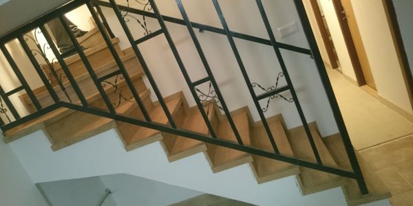 schody, schody na mieru, schodisko na mieru, samonosne schody, realizacia schodiska, sklenené zabradlie, kovové zábradlie, rekomplett, trnava, rekonštrukcia bytu