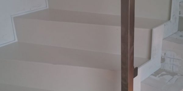 schody, schody na mieru, schodisko na mieru, samonosne schody, realizacia schodiska, sklenené zabradlie, kovové zábradlie, rekomplett, trnava, rekonštrukcia bytu