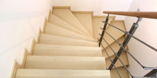 schody, schody na mieru, schodisko na mieru, samonosne schody, realizacia schodiska, sklenené zabradlie, kovové zábradlie, rekomplett, trnava, rekonštrukcia bytu