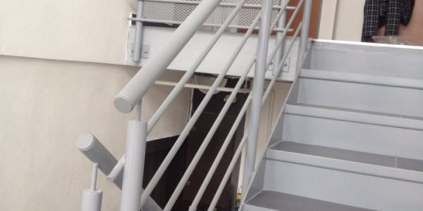 schody, schody na mieru, schodisko na mieru, samonosne schody, realizacia schodiska, sklenené zabradlie, kovové zábradlie, rekomplett, trnava, rekonštrukcia bytu