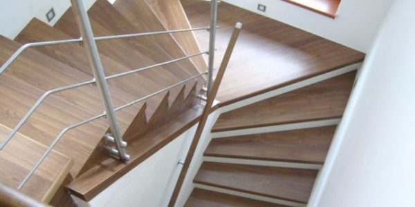 schody, schody na mieru, schodisko na mieru, samonosne schody, realizacia schodiska, sklenené zabradlie, kovové zábradlie, rekomplett, trnava, rekonštrukcia bytu