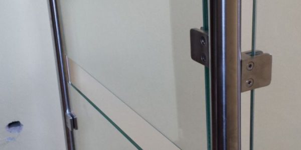 schody, schody na mieru, schodisko na mieru, samonosne schody, realizacia schodiska, sklenené zabradlie, kovové zábradlie, rekomplett, trnava, rekonštrukcia bytu