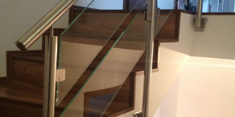 schody, schody na mieru, schodisko na mieru, samonosne schody, realizacia schodiska, sklenené zabradlie, kovové zábradlie, rekomplett, trnava, rekonštrukcia bytu