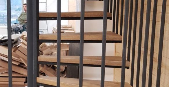 schody, schody na mieru, schodisko na mieru, samonosne schody, realizacia schodiska, sklenené zabradlie, kovové zábradlie, rekomplett, trnava, rekonštrukcia bytu