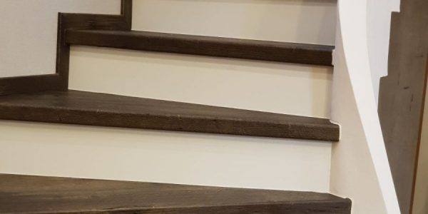 schody, schody na mieru, schodisko na mieru, samonosne schody, realizacia schodiska, sklenené zabradlie, kovové zábradlie, rekomplett, trnava, rekonštrukcia bytu