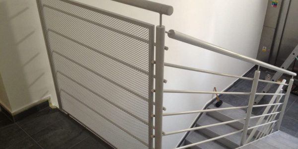 schody, schody na mieru, schodisko na mieru, samonosne schody, realizacia schodiska, sklenené zabradlie, kovové zábradlie, rekomplett, trnava, rekonštrukcia bytu