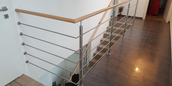 schody, schody na mieru, schodisko na mieru, samonosne schody, realizacia schodiska, sklenené zabradlie, kovové zábradlie, rekomplett, trnava, rekonštrukcia bytu