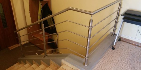 schody, schody na mieru, schodisko na mieru, samonosne schody, realizacia schodiska, sklenené zabradlie, kovové zábradlie, rekomplett, trnava, rekonštrukcia bytu
