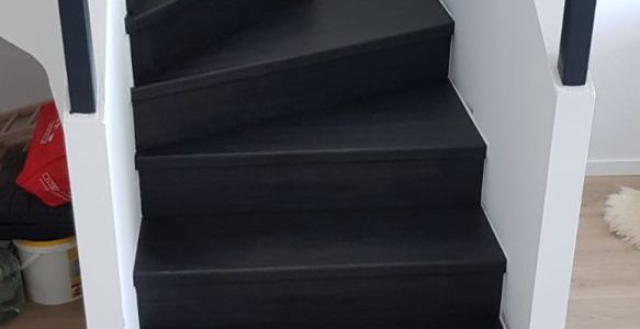 schody, schody na mieru, schodisko na mieru, samonosne schody, realizacia schodiska, sklenené zabradlie, kovové zábradlie, rekomplett, trnava, rekonštrukcia bytu