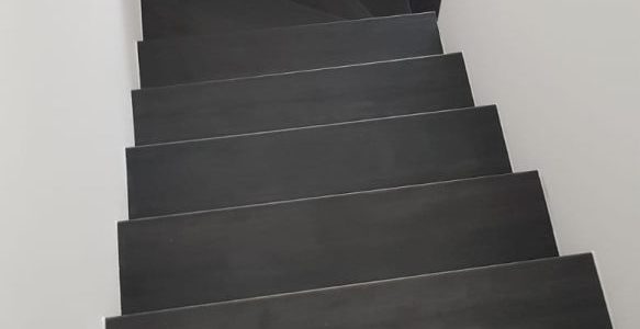 schody, schody na mieru, schodisko na mieru, samonosne schody, realizacia schodiska, sklenené zabradlie, kovové zábradlie, rekomplett, trnava, rekonštrukcia bytu