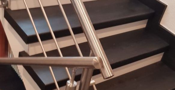 schody, schody na mieru, schodisko na mieru, samonosne schody, realizacia schodiska, sklenené zabradlie, kovové zábradlie, rekomplett, trnava, rekonštrukcia bytu