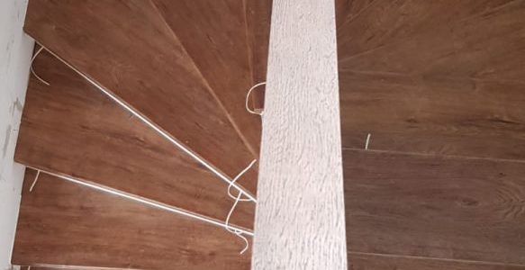 schody, schody na mieru, schodisko na mieru, samonosne schody, realizacia schodiska, sklenené zabradlie, kovové zábradlie, rekomplett, trnava, rekonštrukcia bytu