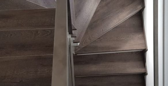 schody, schody na mieru, schodisko na mieru, samonosne schody, realizacia schodiska, sklenené zabradlie, kovové zábradlie, rekomplett, trnava, rekonštrukcia bytu