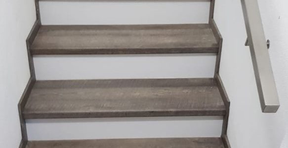 schody, schody na mieru, schodisko na mieru, samonosne schody, realizacia schodiska, sklenené zabradlie, kovové zábradlie, rekomplett, trnava, rekonštrukcia bytu