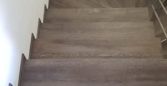 schody, schody na mieru, schodisko na mieru, samonosne schody, realizacia schodiska, sklenené zabradlie, kovové zábradlie, rekomplett, trnava, rekonštrukcia bytu