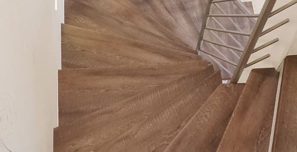 schody, schody na mieru, schodisko na mieru, samonosne schody, realizacia schodiska, sklenené zabradlie, kovové zábradlie, rekomplett, trnava, rekonštrukcia bytu