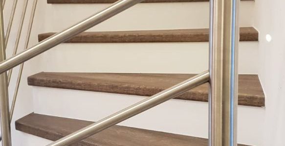 schody, schody na mieru, schodisko na mieru, samonosne schody, realizacia schodiska, sklenené zabradlie, kovové zábradlie, rekomplett, trnava, rekonštrukcia bytu