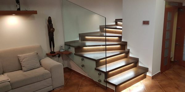 schody, schody na mieru, schodisko na mieru, samonosne schody, realizacia schodiska, sklenené zabradlie, kovové zábradlie, rekomplett, trnava, rekonštrukcia bytu