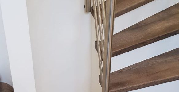 schody, schody na mieru, schodisko na mieru, samonosne schody, realizacia schodiska, sklenené zabradlie, kovové zábradlie, rekomplett, trnava, rekonštrukcia bytu