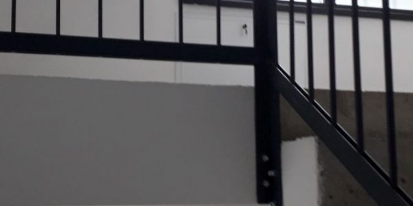 schody, schody na mieru, schodisko na mieru, samonosne schody, realizacia schodiska, sklenené zabradlie, kovové zábradlie, rekomplett, trnava, rekonštrukcia bytu