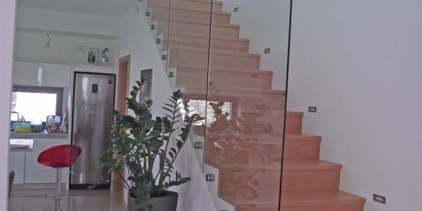 schody, schody na mieru, schodisko na mieru, samonosne schody, realizacia schodiska, sklenené zabradlie, kovové zábradlie, rekomplett, trnava, rekonštrukcia bytu