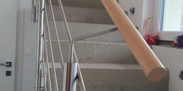 schody, schody na mieru, schodisko na mieru, samonosne schody, realizacia schodiska, sklenené zabradlie, kovové zábradlie, rekomplett, trnava, rekonštrukcia bytu