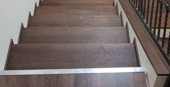 schody, schody na mieru, schodisko na mieru, samonosne schody, realizacia schodiska, sklenené zabradlie, kovové zábradlie, rekomplett, trnava, rekonštrukcia bytu