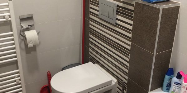 rekonštrukcia kúpeľne, toaleta, obklady a dlažby,interiérové dvere a podlahy, rekomplett, trnava, rekonštrukcia bytu, vaňa, sprchový kút