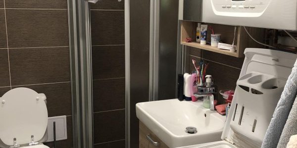 rekonštrukcia kúpeľne, toaleta, obklady a dlažby,interiérové dvere a podlahy, rekomplett, trnava, rekonštrukcia bytu, vaňa, sprchový kút