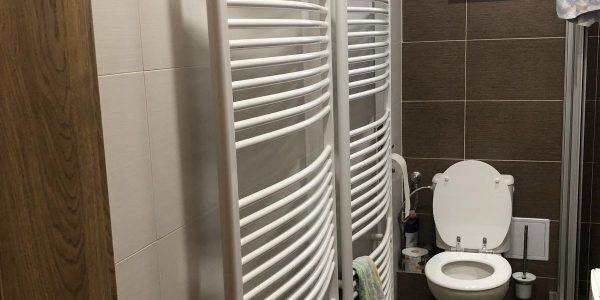 rekonštrukcia kúpeľne, toaleta, obklady a dlažby,interiérové dvere a podlahy, rekomplett, trnava, rekonštrukcia bytu, vaňa, sprchový kút
