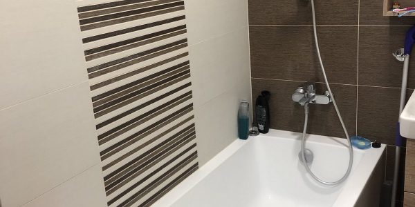 rekonštrukcia kúpeľne, toaleta, obklady a dlažby,interiérové dvere a podlahy, rekomplett, trnava, rekonštrukcia bytu, vaňa, sprchový kút
