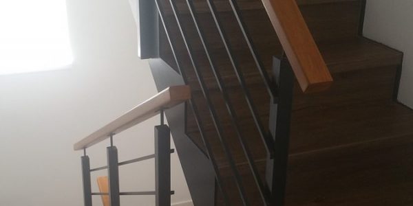 schody, schody na mieru, schodisko na mieru, samonosne schody, realizacia schodiska, sklenené zabradlie, kovové zábradlie, rekomplett, trnava, rekonštrukcia bytu