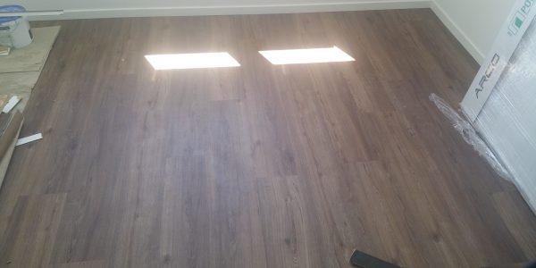 schody, schody na mieru, schodisko na mieru, samonosne schody, realizacia schodiska, sklenené zabradlie, kovové zábradlie, rekomplett, trnava, rekonštrukcia bytu