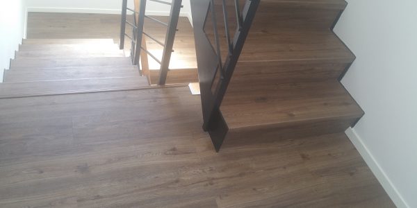 schody, schody na mieru, schodisko na mieru, samonosne schody, realizacia schodiska, sklenené zabradlie, kovové zábradlie, rekomplett, trnava, rekonštrukcia bytu