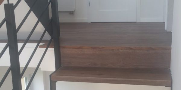 schody, schody na mieru, schodisko na mieru, samonosne schody, realizacia schodiska, sklenené zabradlie, kovové zábradlie, rekomplett, trnava, rekonštrukcia bytu