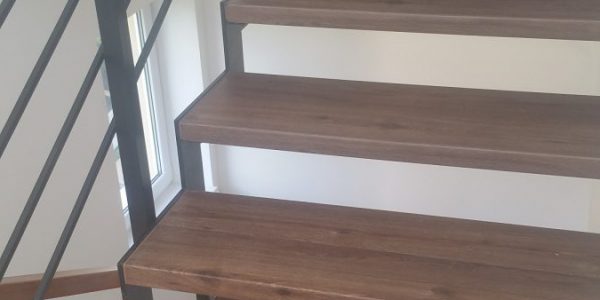 schody, schody na mieru, schodisko na mieru, samonosne schody, realizacia schodiska, sklenené zabradlie, kovové zábradlie, rekomplett, trnava, rekonštrukcia bytu