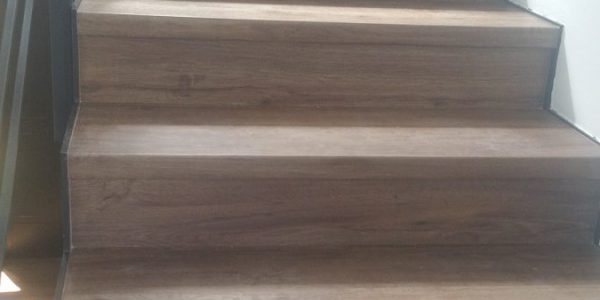 schody, schody na mieru, schodisko na mieru, samonosne schody, realizacia schodiska, sklenené zabradlie, kovové zábradlie, rekomplett, trnava, rekonštrukcia bytu