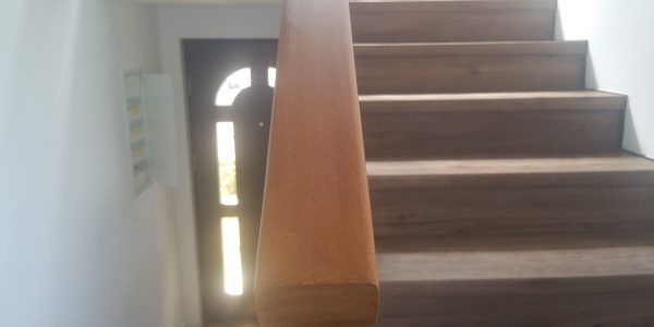 schody, schody na mieru, schodisko na mieru, samonosne schody, realizacia schodiska, sklenené zabradlie, kovové zábradlie, rekomplett, trnava, rekonštrukcia bytu