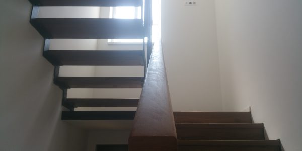 schody, schody na mieru, schodisko na mieru, samonosne schody, realizacia schodiska, sklenené zabradlie, kovové zábradlie, rekomplett, trnava, rekonštrukcia bytu