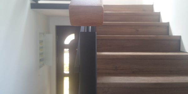 schody, schody na mieru, schodisko na mieru, samonosne schody, realizacia schodiska, sklenené zabradlie, kovové zábradlie, rekomplett, trnava, rekonštrukcia bytu