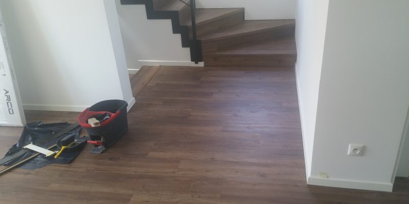 schody, schody na mieru, schodisko na mieru, samonosne schody, realizacia schodiska, sklenené zabradlie, kovové zábradlie, rekomplett, trnava, rekonštrukcia bytu