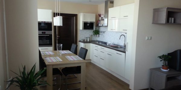 rekonštrukcia bytu, kúpeľňa, kuchyňa, pbývačka, toaleta, rekomplett, trnava, prerábky, interiérové dvere