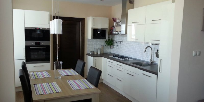 rekonštrukcia bytu, kúpeľňa, kuchyňa, pbývačka, toaleta, rekomplett, trnava, prerábky, interiérové dvere