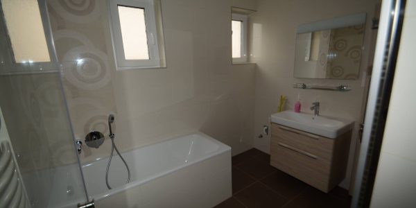 rekonštrukcia bytu, kúpeľňa, kuchyňa, pbývačka, toaleta, rekomplett, trnava, prerábky, interiérové dvere