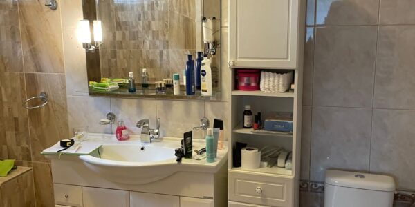 rekonštrukcia bytu, kúpeľňa, prerábka kúpeľne, sprchový kút, vaňa, zrkadlo, osvetlenie, toaleta, rekomplett, trnava, prerábky, interiérové dvere